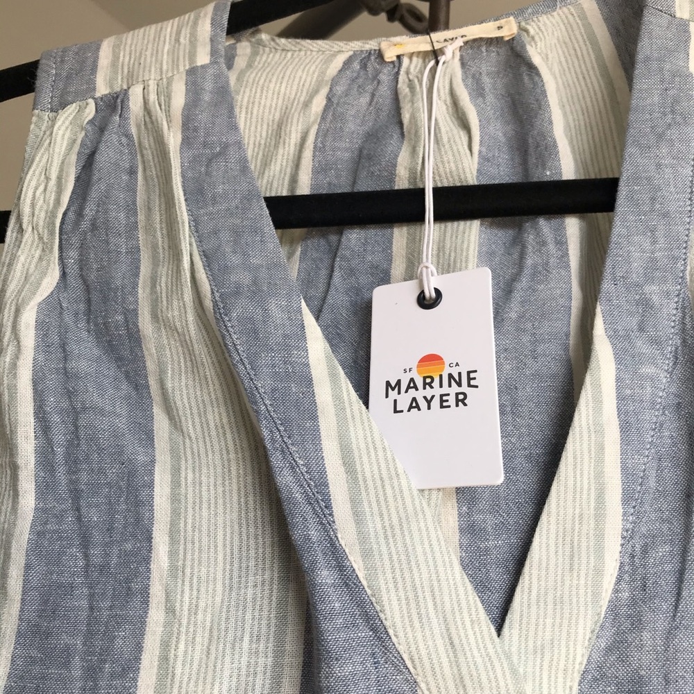 Like new! Linen V cut top denim look